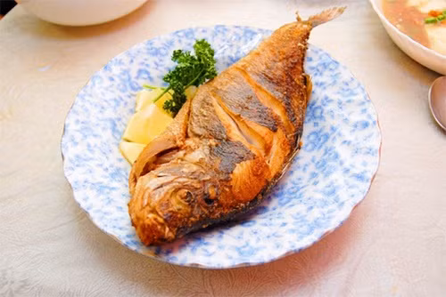 Cá càng ướt càng tanh lại còn bắn rất nhiều dầu trong lúc rán. Thêm nữa, cá ướt thì rán dễ bị nát hơn bình thường.