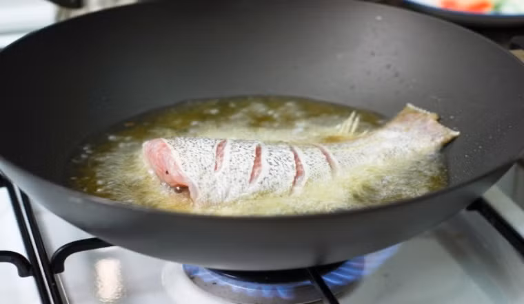 Nhiệt độ vừa phải giúp cá chín đều, hơi nước từ từ thoát ra khỏi thịt giúp miếng cá săn chắc, vàng giòn.