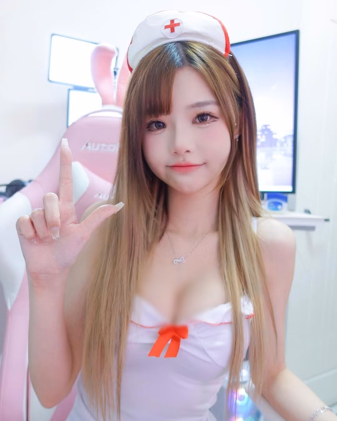 Iris thường xuyên hoá thân thành nhiều hình tượng khác nhau, khi thì bác sĩ, khi thì miêu nữ, lúc lại như ca sĩ thần tượng.