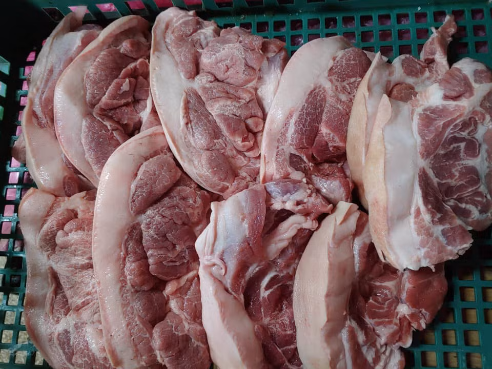 Hầu như mọi bộ phận của lợn đều được tận dụng để chế biến ra các món ăn ngon. Tuy nhiên, có một số phần thịt lợn tốt nhất không nên ăn, có cho cũng chẳng nên lấy. Trong đó, phần thịt lợn bẩn nhất, ẩn chứa nhiều nguy cơ đối với sức khoẻ nhất chính là phần thịt cổ lợn. (Ảnh minh họa)