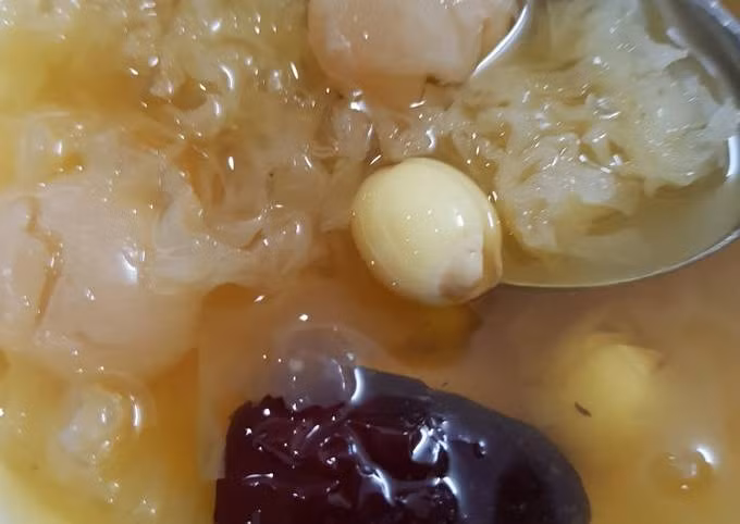 Để sử dụng loại nấm này, người ta thường kết hợp nấu nó như một món ăn bài thuốc, phụ nữ thường xuyên sử dụng nấm tuyết sẽ đẹp, trẻ và khoẻ hơn nhiều. Sau đây là một số món ăn thuốc từ nấm tuyết rất tốt cho sức khỏe: