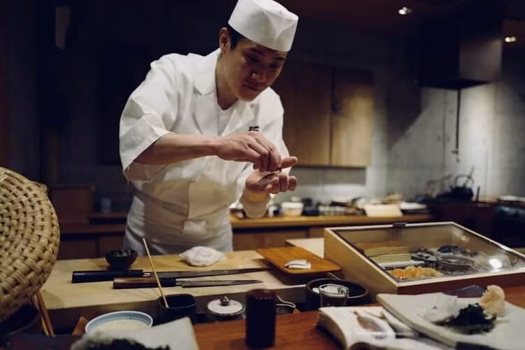 Phải mất 10 năm học việc mới trở thành đầu bếp sushi, đó là lý do tại sau đầu bếp sushi rất được tôn trọng. Ảnh: HE.