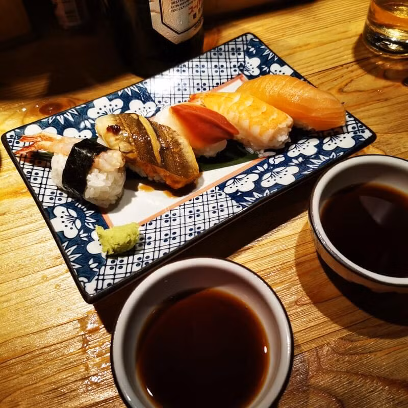 Có 6 loại sushi chính. Mỗi loại đều khác biệt và không nhất thiết phải có cá. Tuy nhiên, có một thứ mà tất cả các món sushi đều phải có, đó là cơm trộn giấm. Ảnh: HE.