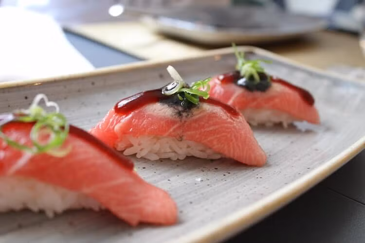 Khái niệm về sushi hiện đại được ông Hanaya Yohei sáng chế ra ở Nhật vào khoảng cuối những năm 1800. Hanaya Yohei chính là người đã sáng tạo ra món Nigiri sushi - một loại sushi với một lát hải sản đặt bên trên nắm cơm trộn giấm như chúng ta vẫn ăn ngày nay. Ảnh: HE.