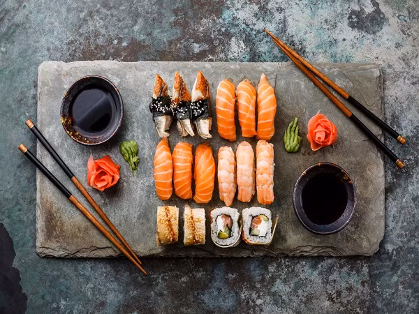 Nhiều người sử dụng từ "sushi" và "sashimi" thay cho nhau, song thực tế, đây là hai món ăn hoàn toàn khác biệt. Ảnh: Boldsky.