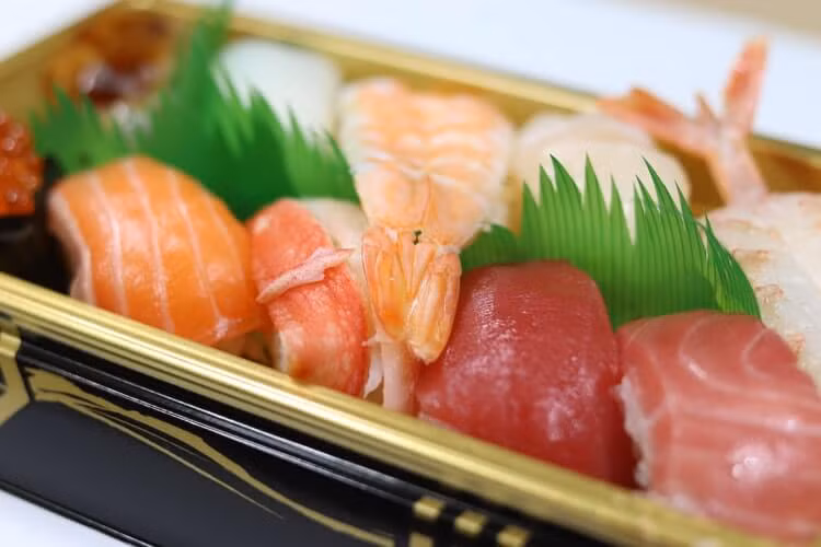 Sushi là món ăn chứa nhiều chất dinh dưỡng tốt cho sức khỏe, đặc biệt là axit béo omega-3 tốt cho tim mạch. Sushi có lượng chất béo thấp, hàm lượng protein cao. Nori, có trong nhiều loại sushi, giàu vitamin A, B-6 và C cũng như iod. Ảnh: HE.