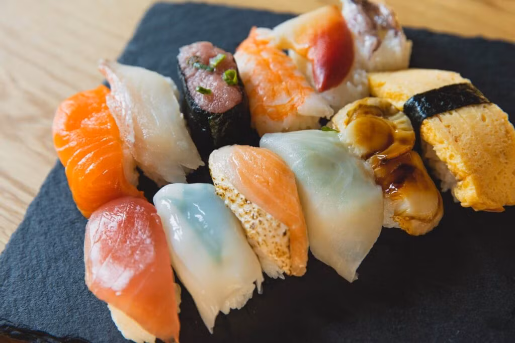 Được biết, sushi từng là một món ăn đường phố rẻ tiền, bán ở các quầy hàng ven đường để cung cấp bữa ăn nhanh cho những người cần. Ảnh: HE.