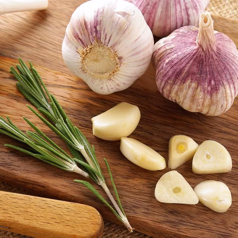 Mặc dù tỏi tốt cho sức khỏe nhưng ăn tỏi sai cách cũng có thể khiến bạn rước bệnh vào người. 1. Ăn tỏi khi đang dùng thuốc chống đông máu: Bạn nên tránh ăn tỏi nếu bạn đang dùng thuốc chống đông máu vì có thể làm tăng nguy cơ chảy máu ở người bệnh. Ảnh: Pinterest.