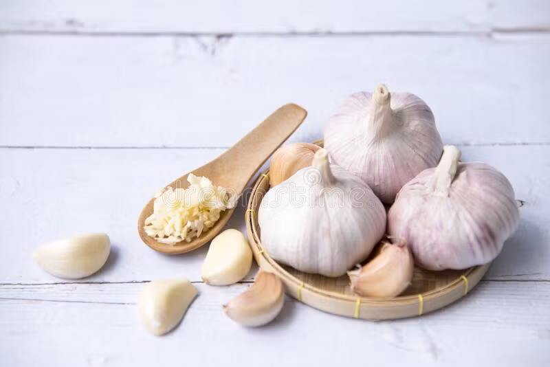 Một nghiên cứu kéo dài 30 năm trên 125.000 người cho thấy rằng tiêu thụ tỏi có liên quan đến việc giảm nguy cơ ung thư dạ dày. Một nghiên cứu của Trung Quốc trên vài trăm bệnh nhân ung thư phổi cho thấy rằng việc ăn tỏi sống thường xuyên có liên quan đến việc giảm nguy cơ ung thư phổi. Ảnh: DT.