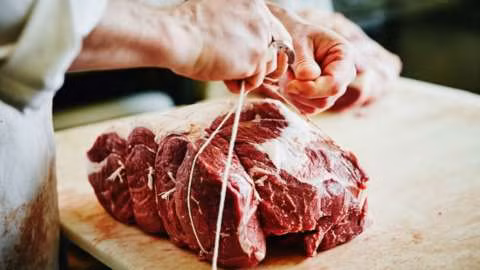 Thịt bò ngon thì miếng thịt khô mịn, thớ thịt nhỏ, có ánh màu sáng, sờ tay có độ dẻo dính. Khi thái, miếng thịt thường dính dao. Khi xào nấu, thịt sẽ nở ra. Ảnh: BBC.