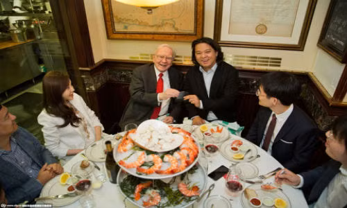 Các bữa ăn trưa đặc biệt này của tỷ phú Warren Buffett đã đem lại trên 20 triệu USD cho Quỹ Glide trong vòng 16 năm qua.