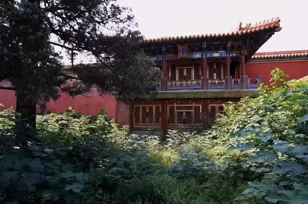 Phạn Tôn Lâu nằm trong hội trường Phật giáo Trung Chính điện tại Tử Cấm Thành. Sử sách ghi chép đây là một Phật đường có diện tích nhỏ. Hoàng đế Càn Long cho xây dựng công trình này.