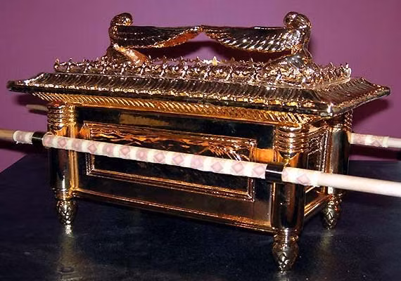 Trong đó, trên nắp hòm có 2 bức tượng bằng vàng tạc hình thiên sứ hộ giá mặt đối mặt với nhau trong tư thế đang quỳ, đầu cúi gằm và dang rộng đôi cánh. Hòm giao ước được dùng để lưu giữ các thánh vật linh thiêng trong tôn giáo gồm: 2 phiến đá cổ khắc 10 điều răn của Chúa, chiếc gậy chăn chiên của Aaron và một chiếc bình đựng lương thực mà Chúa đã ban tặng.