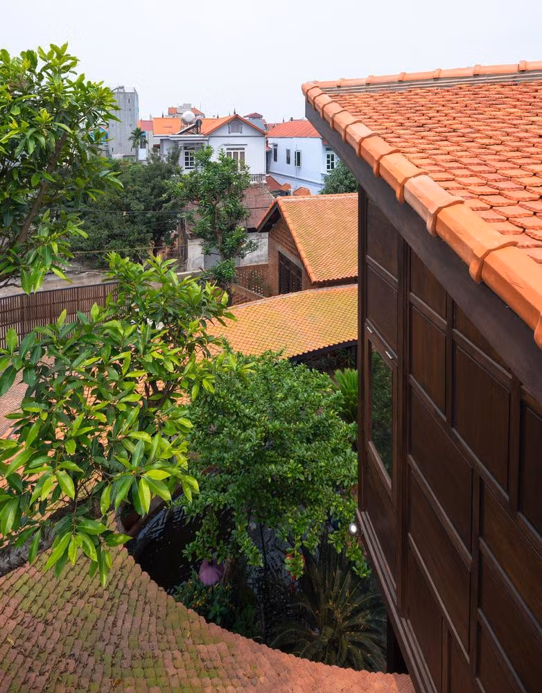 Mái nhà được thiết kế dạng mái dốc, tách biệt và vênh về các hướng nhằm tạo sự sinh động cho không gian.