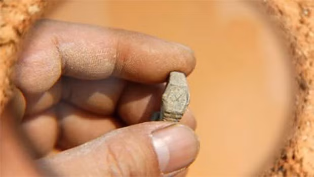 Năm 2008, các nhà khảo cổ phát hiện một cổ vật bí ẩn trong quan tài có từ thời nhà Minh (1368 - 1644). Theo các chuyên gia, hiện vật có độ dày khoảng 2 mm và có mặt giống như đồng hồ với kim số đang dừng ở mốc 10h6.