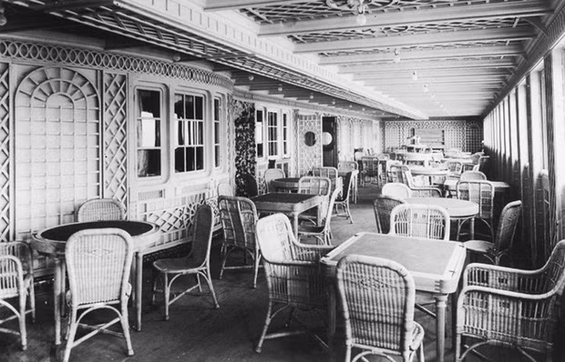 Trên tàu Titanic không chỉ có phòng ở dành cho hành khách hạng sang mà còn có phòng tập thể dục, một sân chơi bóng, một phòng tắm hơi kiểu Thổ Nhĩ Kỳ, 1 hồ bơi, 2 thư viện, nhà hàng, quán cafe...