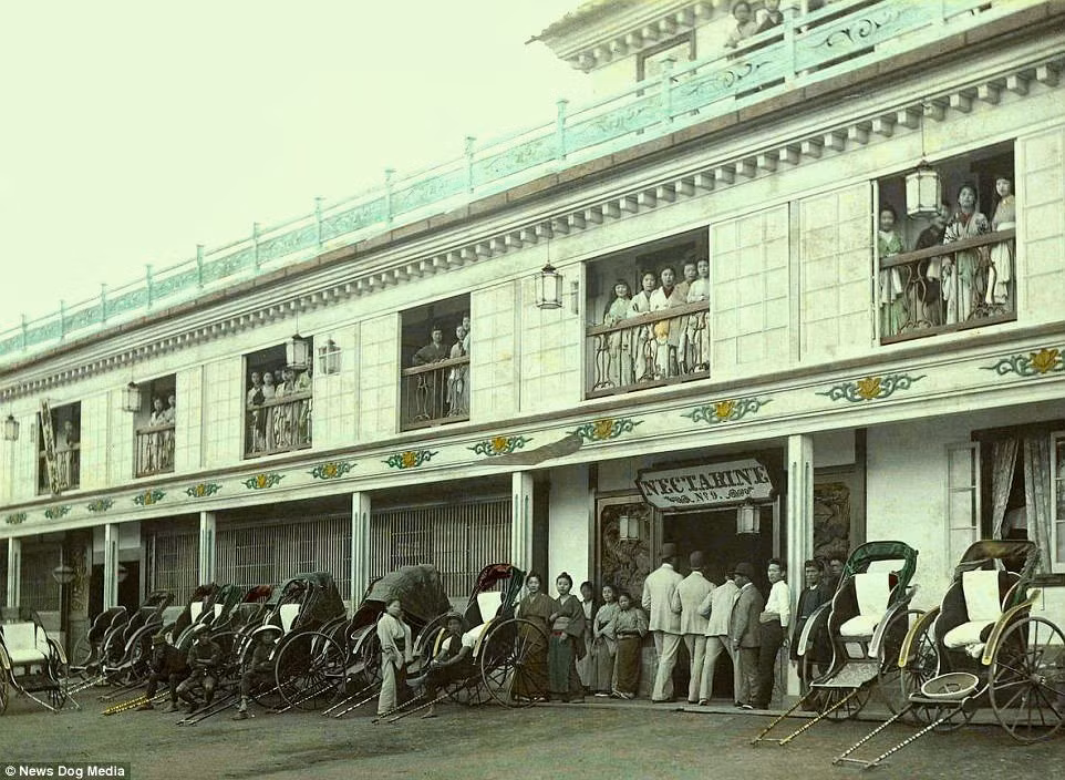 Trong khi đó, ko-mise là những kỹ nữ ở cấp bậc thấp nhất. Họ chủ yếu mua vui cho nhóm khách hàng bình dân. Trong ảnh là một số nam giới tìm đến phố đèn đỏ để "vui vẻ" với các kỹ nữ.