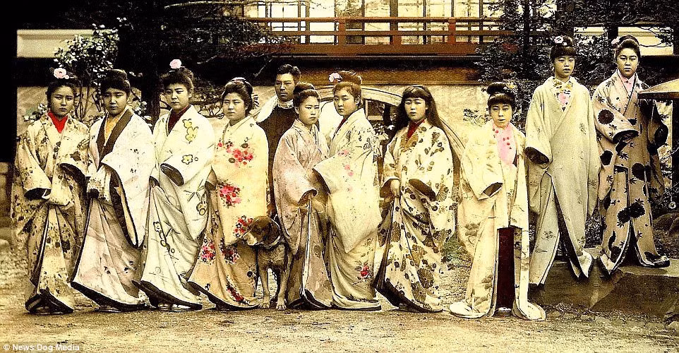 Một nhóm kỹ nữ chụp ảnh tại một kỹ viện ở Yoshiwara.