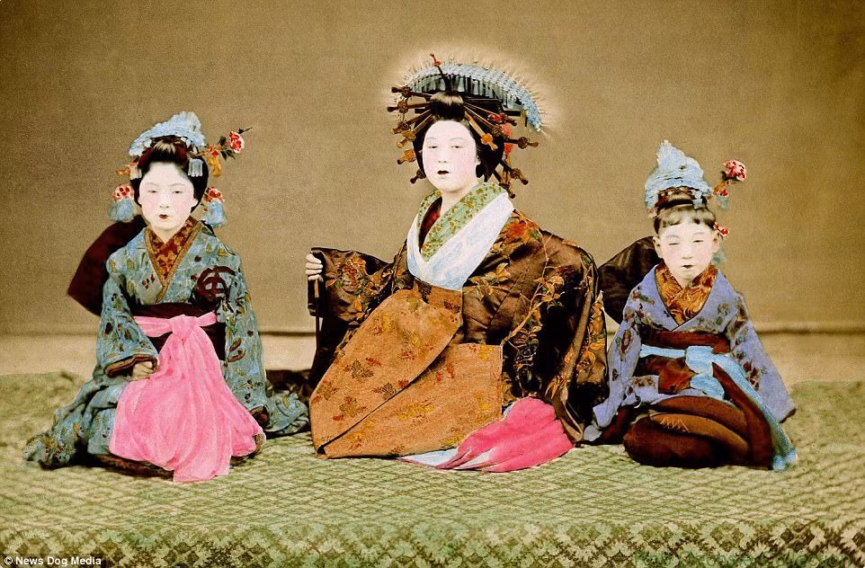 Vào khoảng năm 1900, Yoshiwara là sinh sống và làm việc của 9.000 kỹ nữ tại 126 kỹ viện.