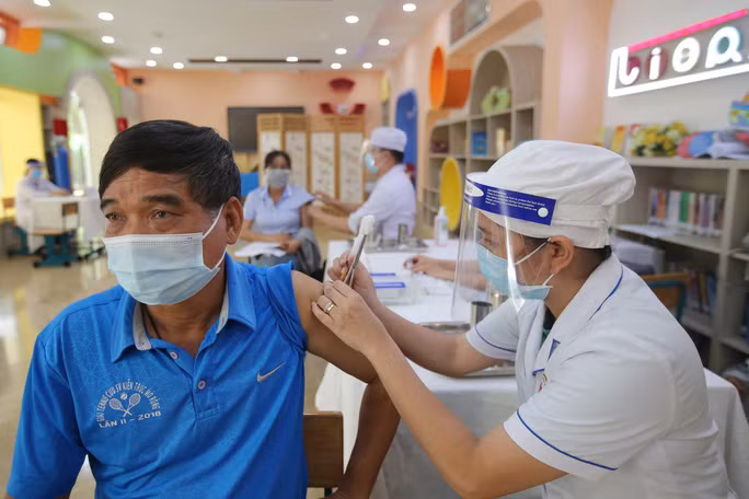 GS.TS Đặng Đức Anh- Viện trưởng Viện Vệ sinh dịch tễ TW cho biết, công tác bảo quản vắc xin có vai trò rất quan trọng để đảm bảo chất lượng của vắc xin phục vụ cho các hoạt động tiêm chủng nói chung, đặc biệt là cho chiến dịch tiêm vắc xin COVID-19 tại Việt Nam. Ảnh: Người Lao Động.