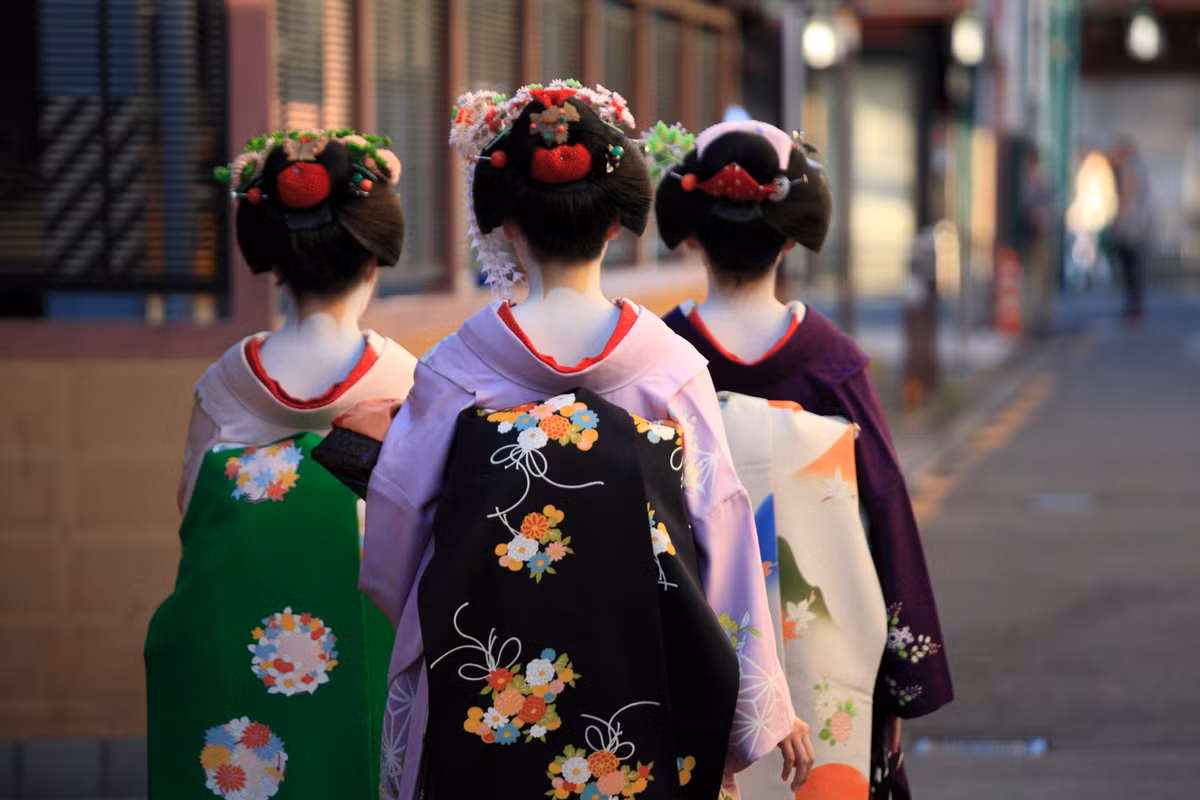 Đặc biệt, Maiko học cách nói năng, phát âm, các giọng nói địa phương, cách đi lại khi mặc trang phục kimono truyền thống.