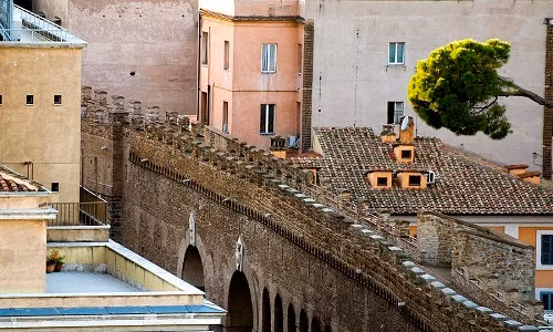Trước khi có hành lang bí mật này, Vatican không có tường bao bảo vệ. Vì vậy, Vương cung thánh đường Thánh Phêrô từng bị cướp biển tấn công 2 lần vào các năm 830 và 846.