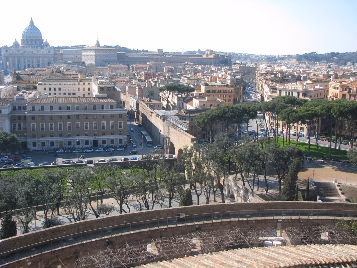 Để không xảy ra tình huống tương tự, hoàng đế La Mã Lothair I thúc giục Vatican cần có giải pháp bảo vệ cho người đứng đầu khi xảy ra tình huống nguy cấp. Vì vậy, Giáo hoàng Leo IV cho xây dựng một bức tường bảo vệ quanh Vatican vào năm 850. Kết thúc quá trình thi công, bức tường bao quanh Vatican dài 3 km và có 44 tháp canh.