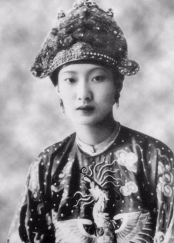 Biết chuyện chồng có tình nhân ở Hà Nội, Nam Phương Hoàng hậu cho 2 tờ giấy mệnh giá 500 đồng bạc Đông Dương vào trong phong bì đã có sẵn tờ giấy màu hồng đầy chữ Pháp rồi dán lại. Kế đến, bà đưa nó cho ông Phạm Khắc Hòe - Đổng lý ngự tiền văn phòng của cựu hoàng Bảo Đại để chuyển ra Hà Nội cho chồng.
