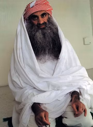 Sau khi vụ khủng bố 11/9 xảy ra, Osama bin Laden - thủ lĩnh của al-Qaeda khi đó được coi là chủ mưu. Thế nhưng, một số nhân vật cấp cao của al-Qaeda bị bắt giữ đã khai ra Khalid Sheik Mohammed chính là kiến trúc sư trưởng lên kế hoạch tấn công khủng bố nước Mỹ.