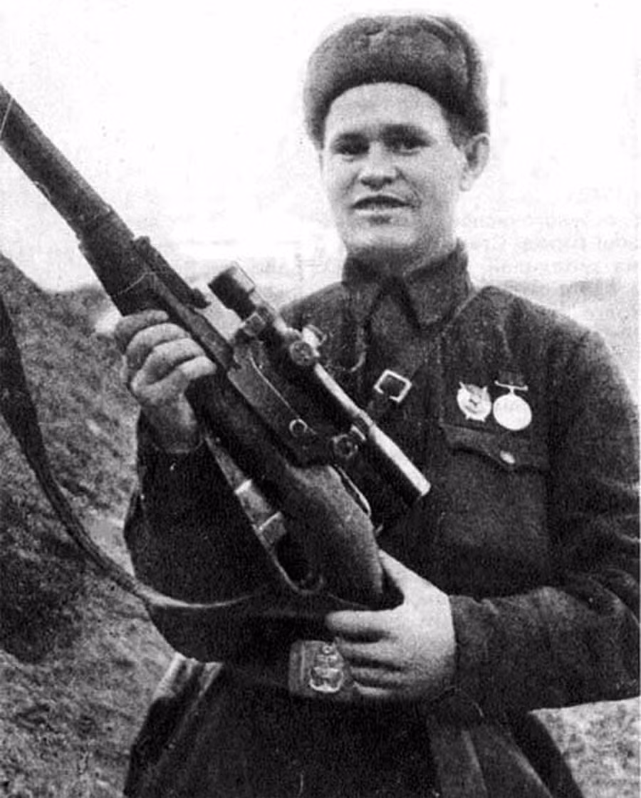 Vasily Zaitsev cũng là một tay súng nổi tiếng của Liên Xô. Ông tình nguyện ra chiến trường khi trận chiến Stalingrad nổ ra. Phục vụ trong Trung đoàn bắn tỉa 1047, ông tiêu diệt được 242 tên phát xít trong khoảng thời gian từ tháng 10/1942 đến tháng 1/1943.