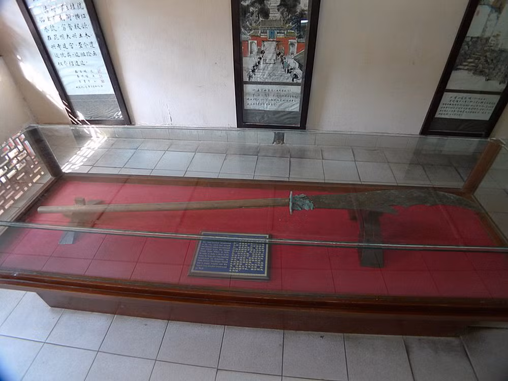 Thế nhưng, trái với thông tin thanh đao nặng 25 kg như miêu tả của Kim Dung, vũ khí mà các chuyên gia tìm thấy trong mộ cổ chỉ nặng 10 kg.