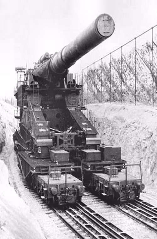 Cụ thể, siêu pháo Gustav do tập đoàn Krupp của Đức phát triển vào cuối thập niên 1930. Nó được các kỹ sư, nhà khoa học phát xít Đức thiết kế với mục đích chủ yếu là phá hủy tuyến phòng ngự Maginot kiên cố của Pháp.