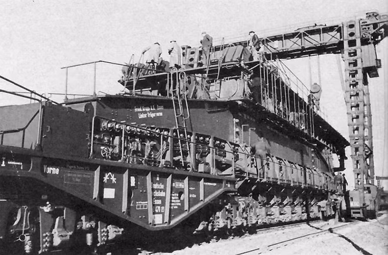 Đức sử dụng siêu pháo Gustav trong cuộc tấn công các pháo đài của Liên Xô ở Sevastopol. Theo một số tài liệu, Đức bắn 48 phát đạn từ vũ khí khủng này.