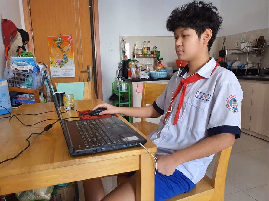 Trong số các nguyên nhân trên, phần mềm học online được cho là một trong những lý do chính gây ảnh hưởng đến việc giảng dạy và học tập. Bởi lẽ, nhiều trường học ở các địa phương sử dụng hệ thống học trực tuyến (phần mềm Zoom) miễn phí. Tài khoản miễn phí này thường giới hạn về số lượng học sinh và chất lượng không ổn định. Ảnh: Tiền phong.