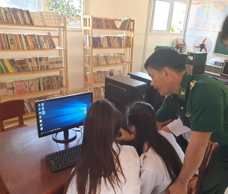 Vào ngày 6/9, học sinh cả nước chính thức bước vào năm học mới và học trực tuyến. Theo đó, các trường thực hiện giảng dạy thông qua các giải pháp học trực tuyến như: Microsoft Team, Zoom, Google Meet... Sau vài ngày học online, tình trạng nghẽn mạng xảy ra gây khó khăn cho thầy và trò trong quá trình dạy - học của giáo viên và học sinh. Ảnh: Lao động.