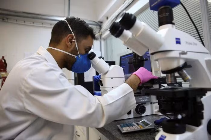 Phân tử này là một peptide, hay còn gọi là chuỗi axit amin, có khả năng kết nối với enzyme PLPro của virus SARS-CoV-2 mà không gây hại đến những tế bào khác.