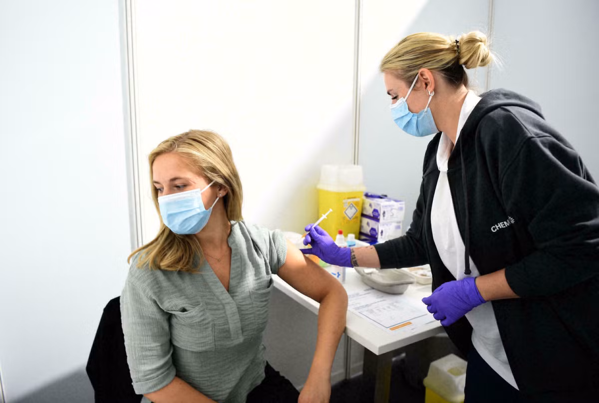 Vào ngày 1/9, Trung tâm Phòng ngừa và kiểm soát dịch bệnh châu Âu (ECDC) thông tin rằng, những người đã tiêm đủ 2 mũi không cần thiết phải tiêm vắc xin liều 3.