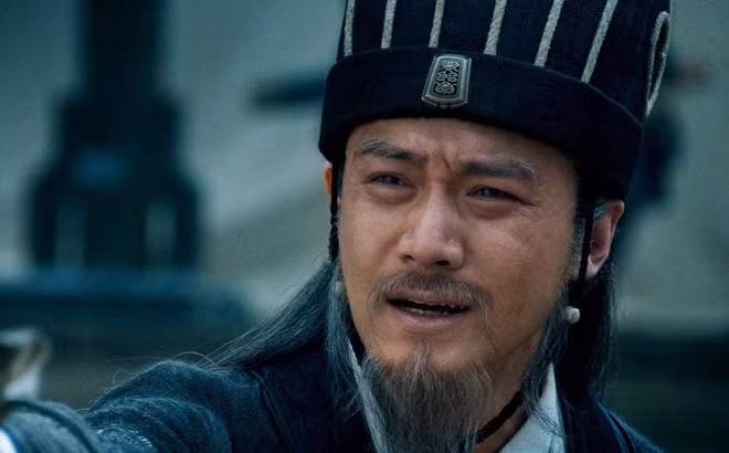 Gia Cát Cẩn được Hoằng Tư tiến cử làm việc cho Tôn Quyền. Là người thông minh, tài giỏi và được nhiều người nể phục, anh cả Gia Cát Lượng được Tôn Quyền trọng dụng và giao cho nhiều trọng trách lớn.
