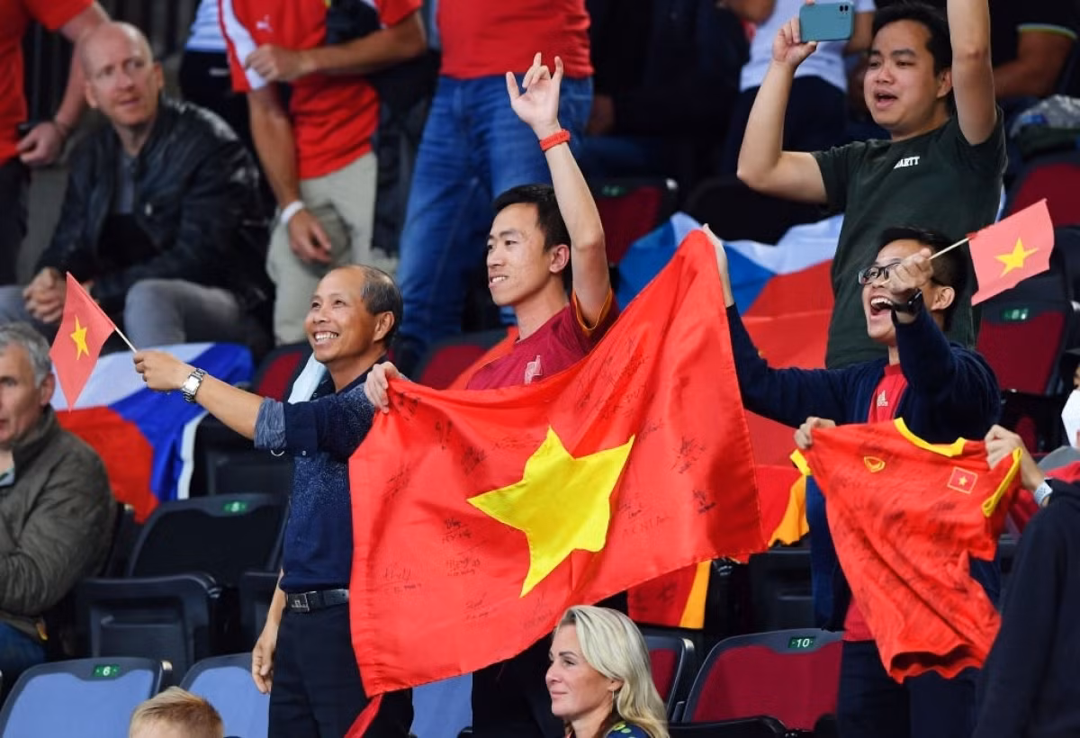 Niềm vui của các CĐV Việt Nam tại nhà thi đấu Klaipeda.