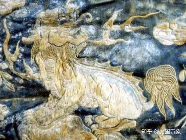 Vào tháng 3/2001, trong lúc thi công tại công trường ở tỉnh An Huy, Trung Quốc, một công nhân lái máy xúc bất ngờ đào trúng một ngôi mộ cổ. Ngay sau đó, đội khảo cổ đến hiện trường và tiến hành cuộc khai quật. Tại đây, họ phát hiện một tử thi toả hương thơm ngào ngạt.