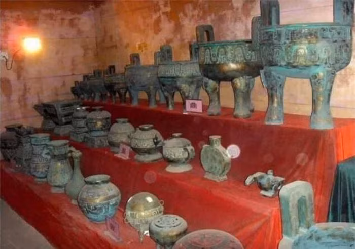 Sự việc kỳ lạ này nhanh chóng được nhiều người biết đến. Các chuyên gia khảo cổ sau đó đến địa điểm mà nông dân họ Triệu phát hiện lớp đất lạ để tìm hiểu.