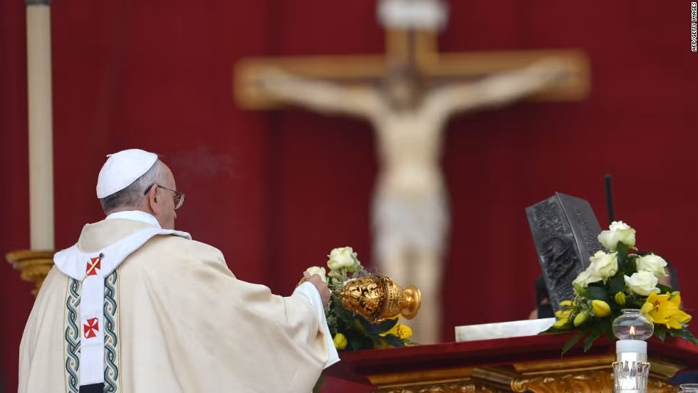 Trong suốt chiều dài lịch sử, chính quyền Italy và Vatican từng nhiều lần xảy ra tranh chấp quyền lực. Điển hình là việc chính phủ Italy và các giáo hoàng từng xảy ra một cuộc chiến tranh lạnh.
