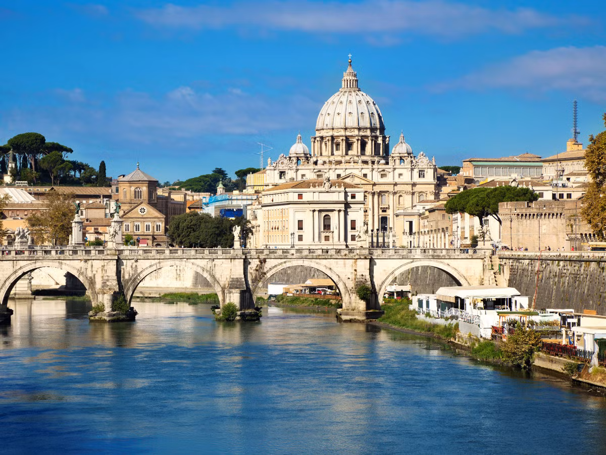 Nằm ngay trong lòng thủ đô Rome hoa lệ của đất nước Italy là quốc gia "tí hon" Vatican. Theo thông tin chính thức, quốc gia nhỏ nhất thế giới này có diện tích khoảng 0,44 km2.