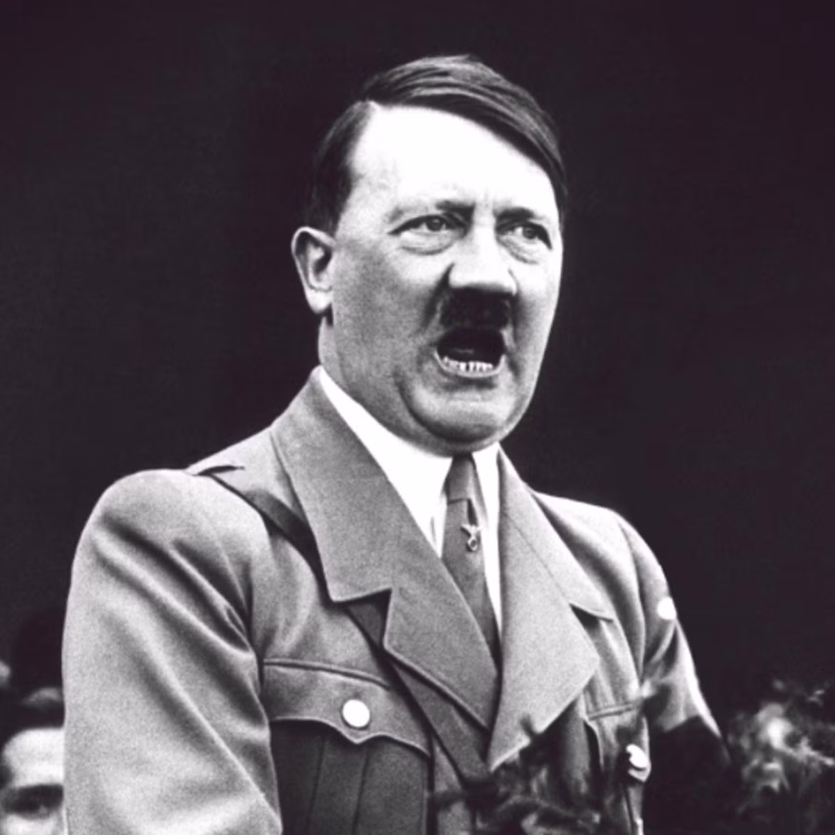 Trùm phát xít Hitler ở Hang Sói trong hơn 800 ngày để trực tiếp chỉ huy quân đội Đức và lên kế hoạch cho các chiến dịch quân sự đầy tham vọng nhằm chiếm đóng nhiều nước, bao gồm cả Liên Xô.