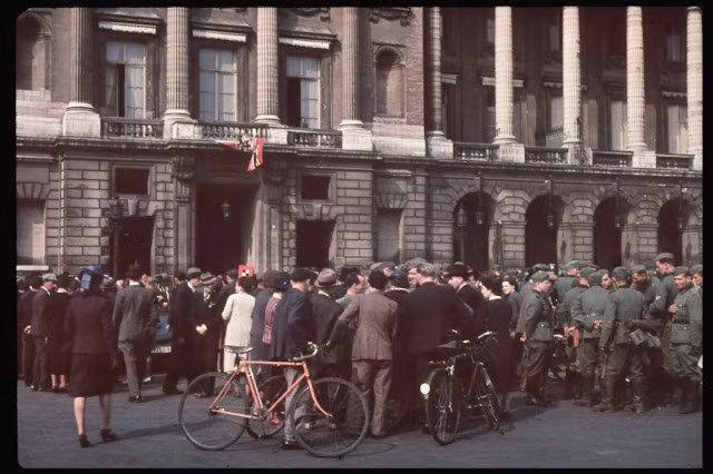 Vào ngày 14/6/1940, phát xít Đức thông báo trên loa phát thanh về lệnh giới nghiêm sẽ được áp dụng tại thủ đô Paris. Theo đó, nhiều người dân Paris không khỏi hoang mang, lo lắng và sợ hãi khi nhìn thấy binh sĩ Đức quốc xã đi lại trên đường phố.