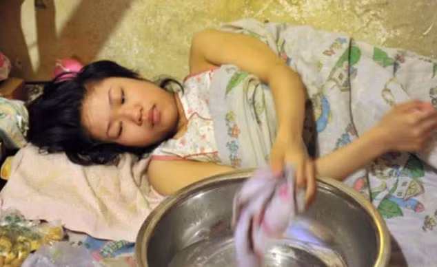 Con gai 18 nam nam liet giuong bong co bau