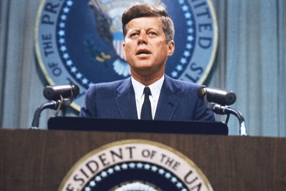 Mặc dù chưa tuyên bố chính thức về kế hoạch tái tranh cử nhưng Tổng thống Kennedy hy vọng sẽ tiếp tục dẫn dắt nước Mỹ thêm một nhiệm kỳ. Vì vậy, trong tháng 11/1963, Tổng thống Kennedy đến một số tiểu bang để vận động tranh cử cho nhiệm kỳ thứ hai.