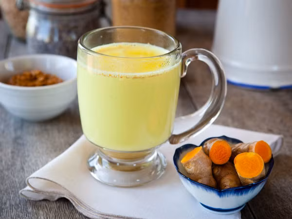 Nghệ: Nghệ có tác dụng ngăn chặn sự tích tụ của cholesterol trong máu nên đóng vai trò quan trọng trong việc ngăn ngừa các cơn đau tim và đột quỵ. Ngoài ra, nghệ còn chứa nhiều vitamin B6 giúp kiểm soát nồng độ homocysteine, từ đó giảm đáng kể triệu chứng nguy hiểm của bệnh mạch vành. 