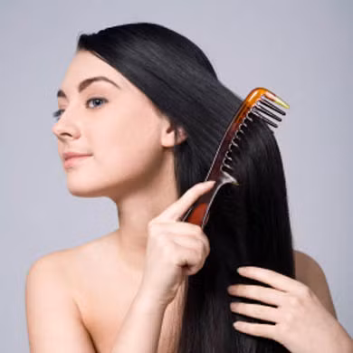 Chải đầu trước khi gội: Chải đầu trước khi gội là cách hiệu quả giúp giảm lượng tóc gãy rụng mỗi lần gội đầu. Đây là một trong những bí quyết chăm sóc tóc không phải ai cũng biết. 