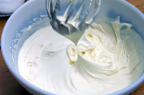 Bước 1: Cho sữa tươi, kem tươi, đường, gelatin rồi khuấy đều, để nghỉ khoảng 5 phút rồi đặt lên bếp đun với lửa vừa khoảng 5 – 7 phút. 